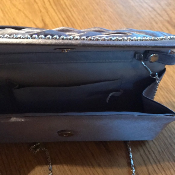 Silver clutch, perfect for PROM - Picture 4 of 4